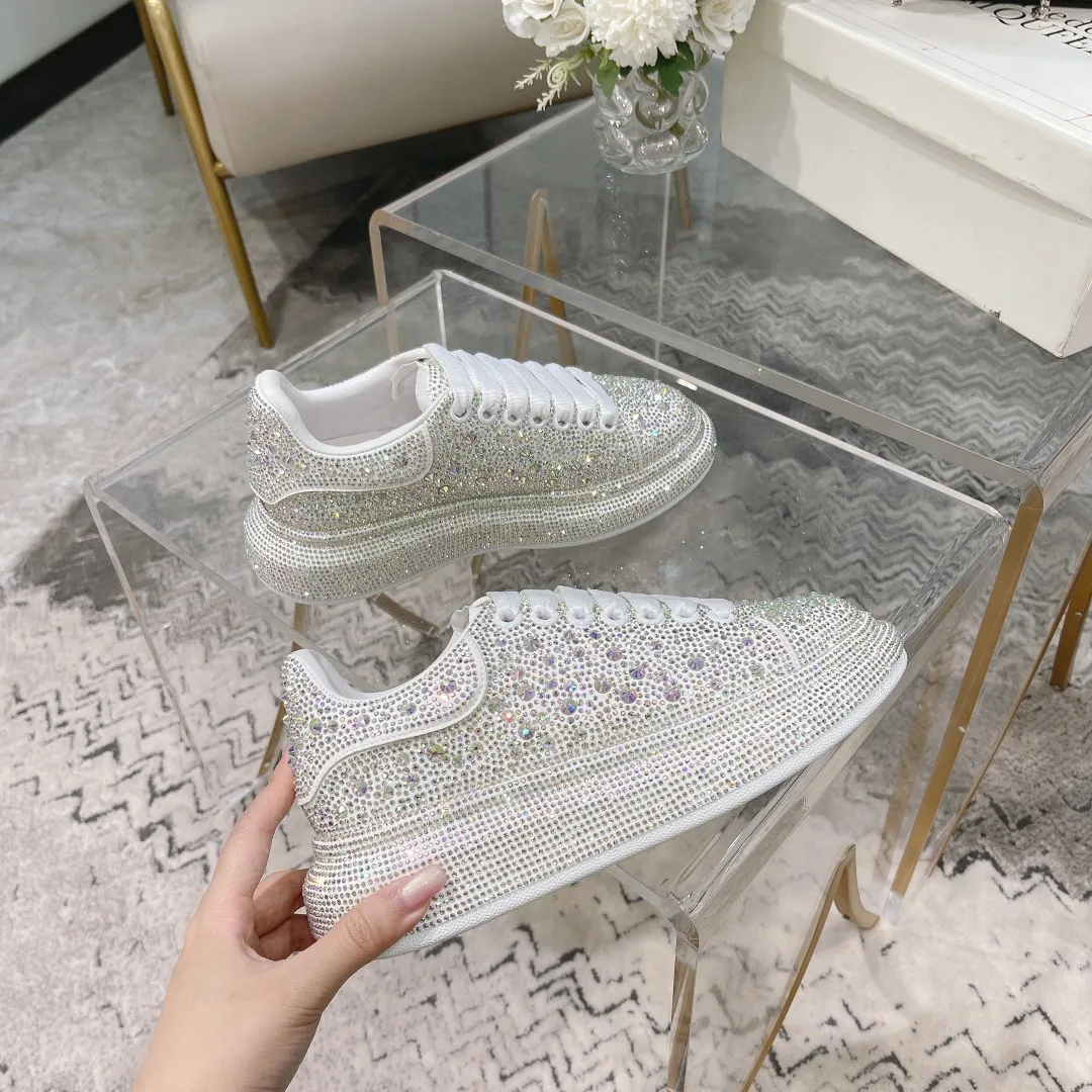 👟👟Ex-factory price 560👟👟 Men's size +10 2025SS McQueen crystal inlaid large and small diamond casual shoes counter original 1:1 production Fabric: imported silk velvet + imported Czech diamonds Lining: sheepskin lining Code number: 35-41 Male 39/44